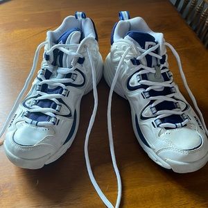 Women’s tennis shoes